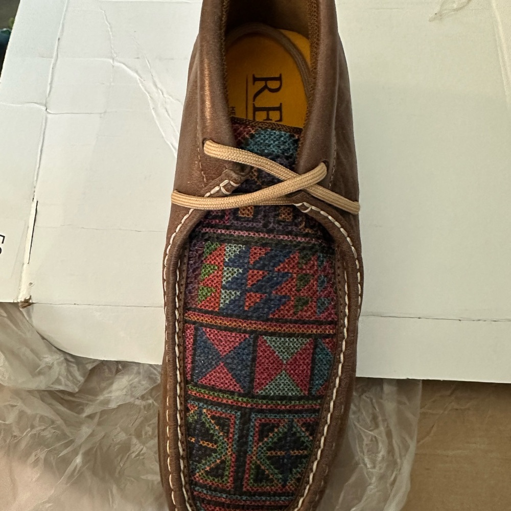 Reywelt Men's Chukka Wallaby's Shoes. Size 10. New in the box